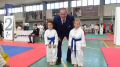 24.3.24 karate kids noale. emma e aurora con il presidente federale settore karate davide benetello.jpg
